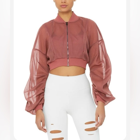 New with tags 
Alo Yoga
Field Crop Top | Jacket 
Color: Rosewood 
Size: XS - Picture 14 of 16